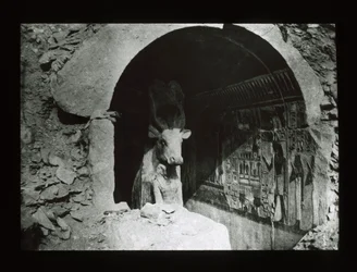 Vache Hathor dans un sanctuaire de la 18e dynastie, Deir El-Bahari
